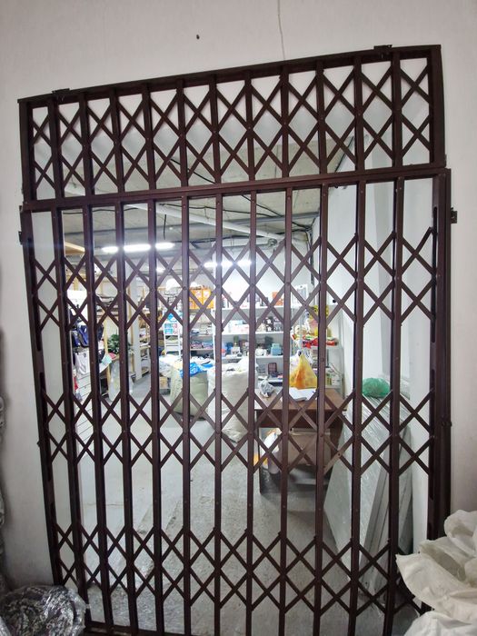 металлическая раздвижная решетка на двери