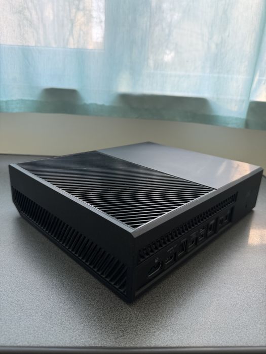 XBOX ONE 1TB + 6 jocuri si maneta