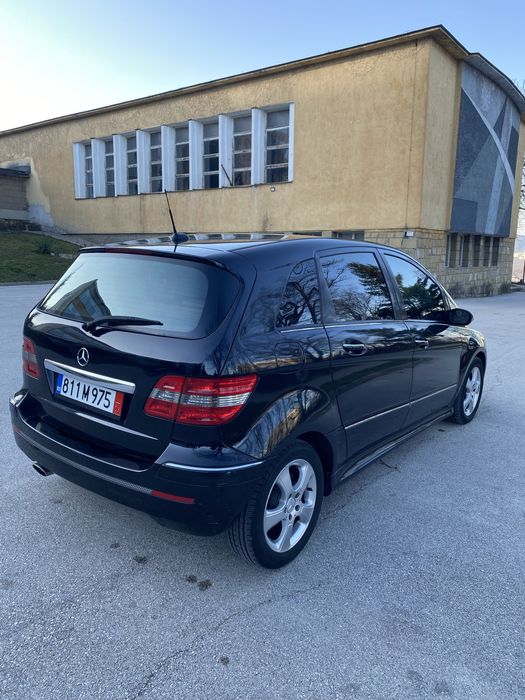 Mercedes-Benz B 180