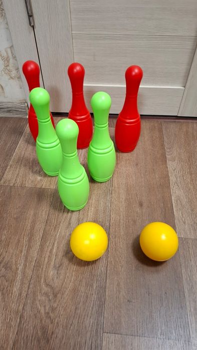 Детский боулинг (кегли) и пирамидка.