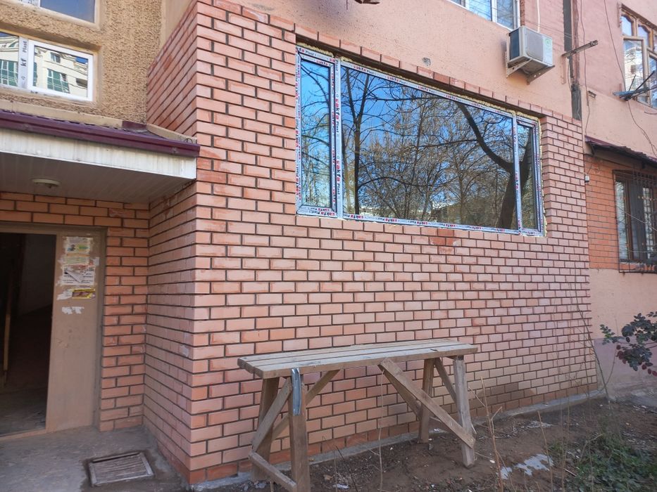 Кладка кирпича и ремонт балконов установка новые решотки козерки рамы