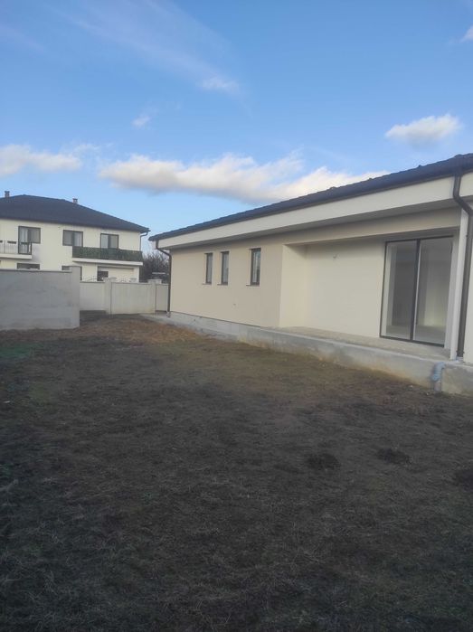 Casa pe parter de vanzare