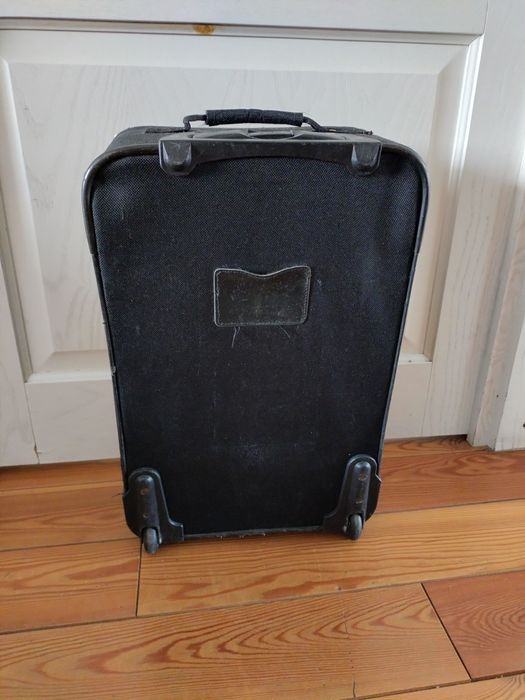 Чемодан средний чёрного цвета