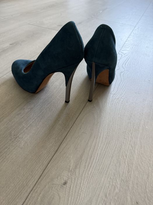 обувки на висок ток Guess