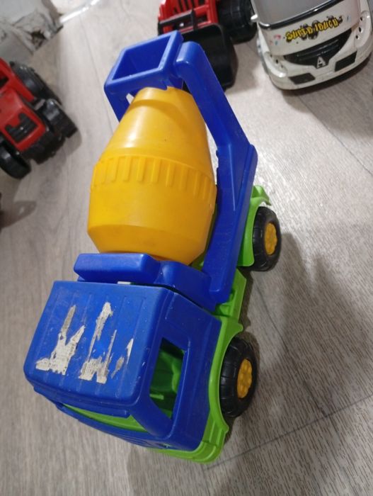 Продам 8 шт большие машинки