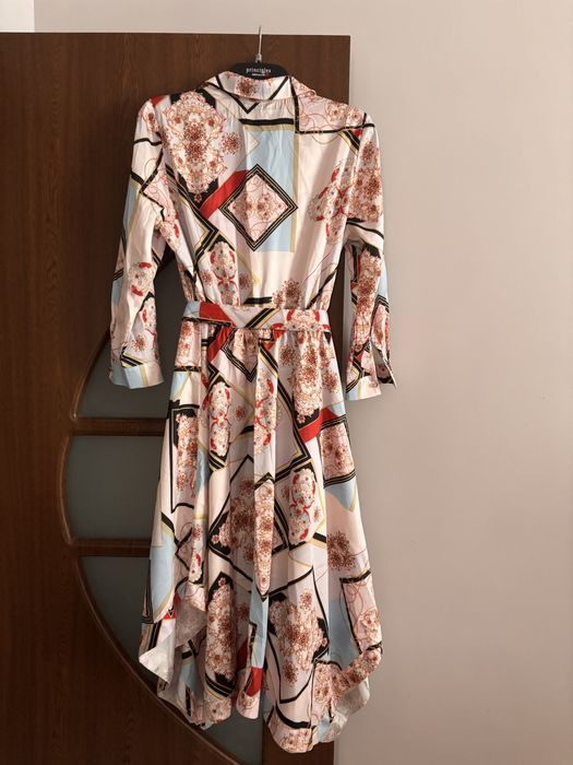 Рокля под коленете