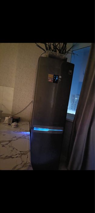 Холодильник Самсунг почти новый,шкпф,стол,диван