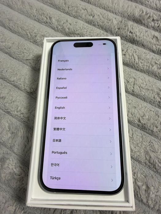 Vand iPhone 15 liber de rețea