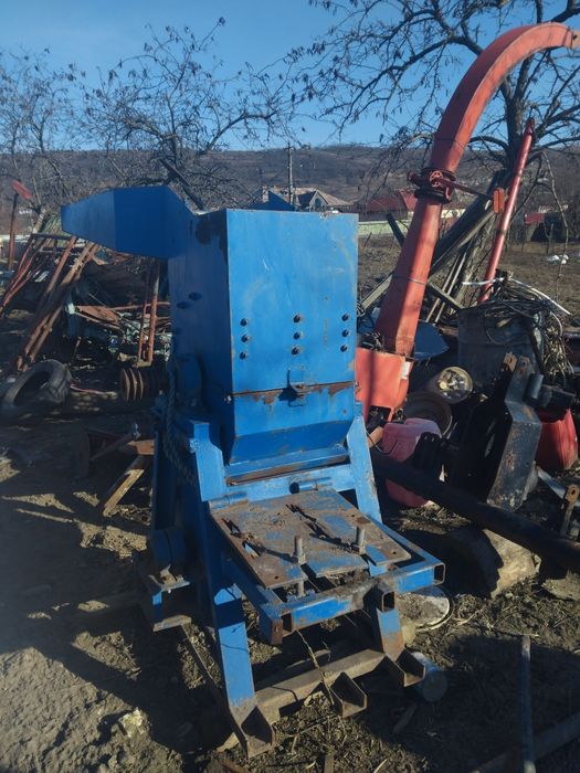 Moară cu ciocanele la tractor