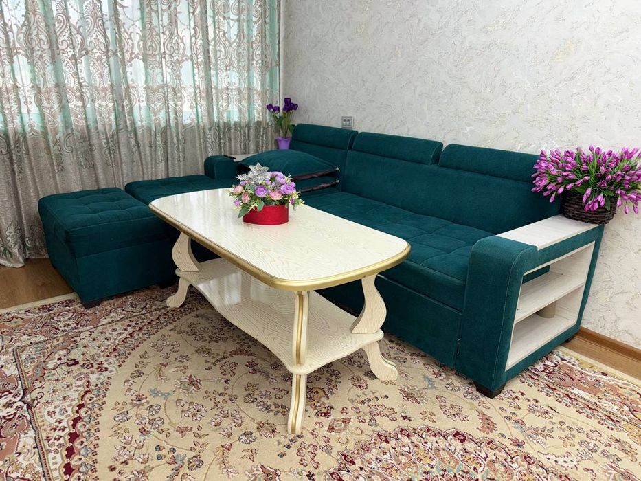 Диван столи билан сотилади