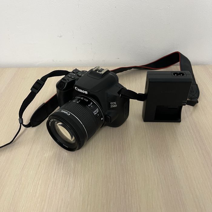 Зеркальный фотоаппарат Canon 250d / Rebel SL3