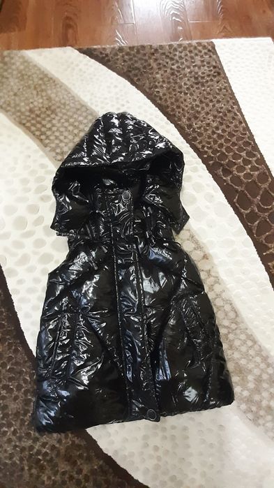 Продам  безрукавку для девочек.