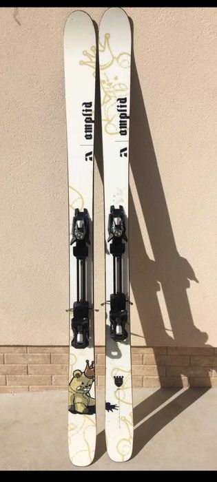 Echipament schi de tură