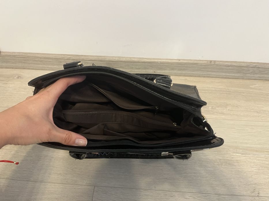 Лачена дамска чанта - черна