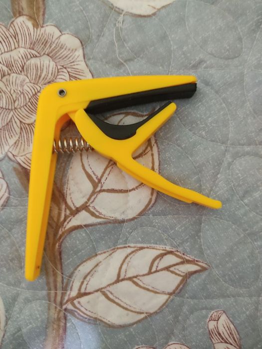 Гитара акустическая YAMAHA с чехлом и кападасьром в комплекте