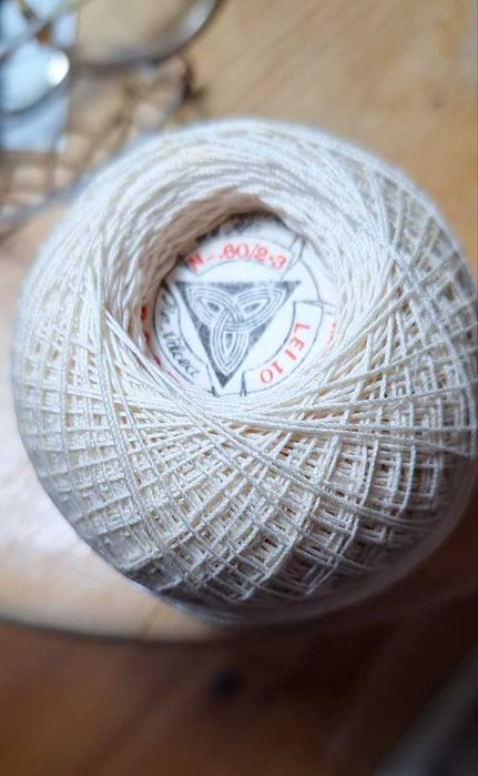 Памучна прежда за плетене на една кука и други.