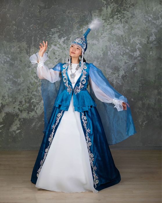 Платья здесь не все