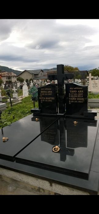 Monumente funerare