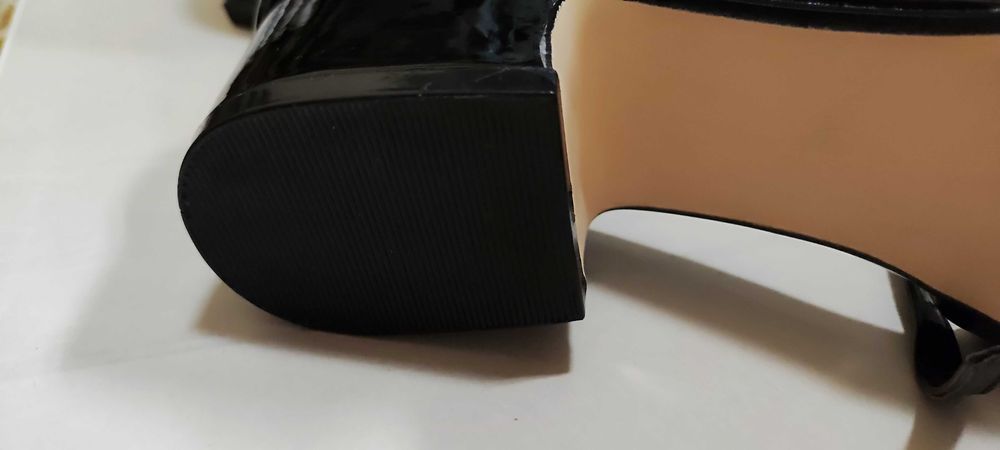 Черни лачени обувки