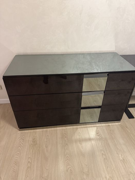 Комод, стол, прикроватные шкафчики