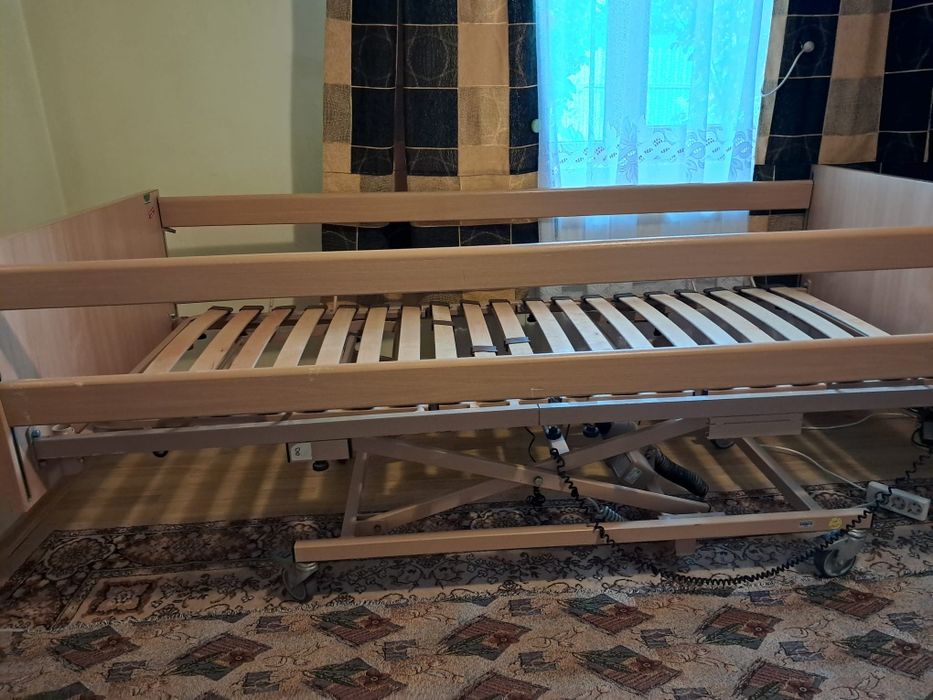 Vând pat cu telecomanda pentru bătrâni in stare buna