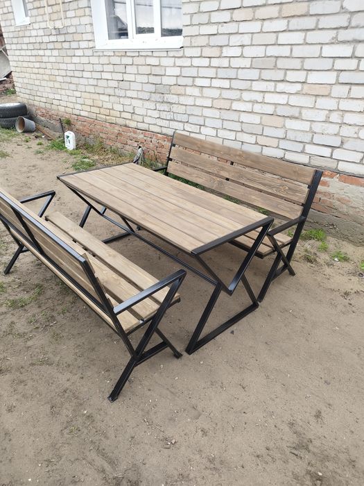 Стол и лавочки .