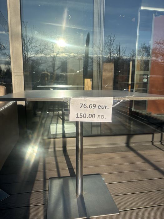 Продават се столове и маси за ресторант заведение