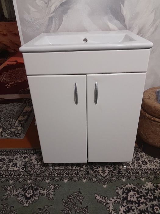 Продам Раковину с тумбой.