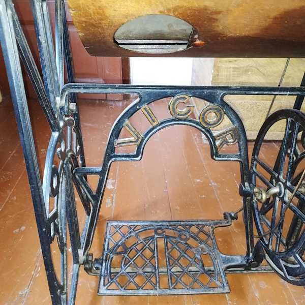 Ретро шевна машина-масичка