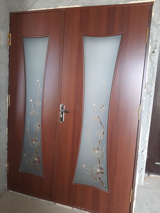Продается двери в больших размерах и в среднем  состояние новые.