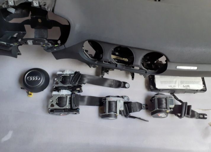 Audi TT 8s kit airbag volan s pasager plansa bord set centuri far 8j