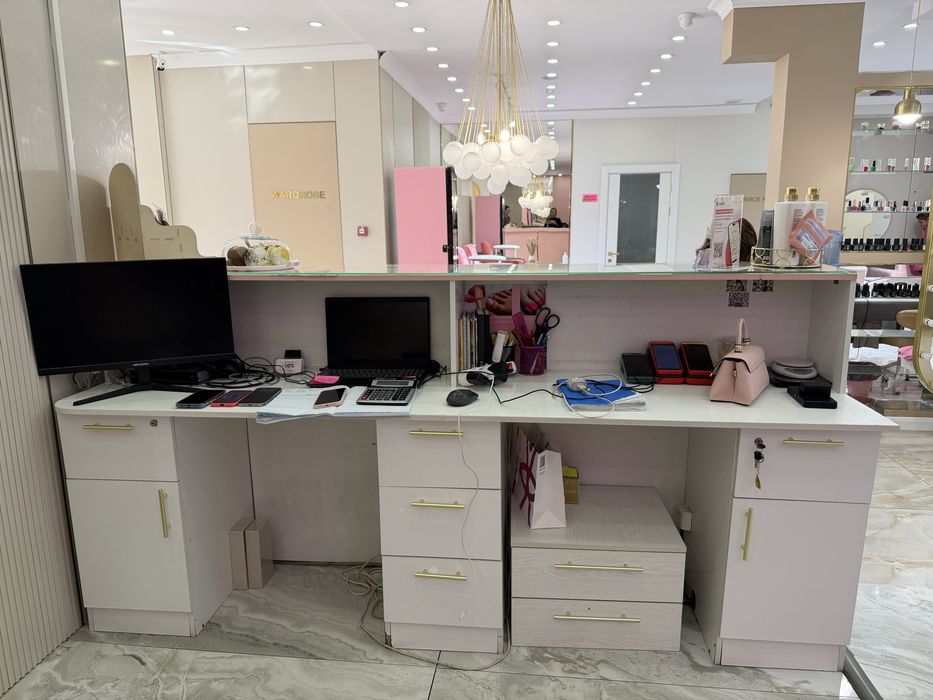 Ресепшен и шкаф