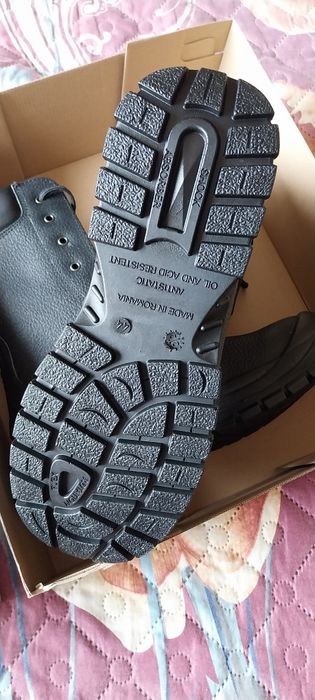 Работни обувки с бомбе. Три чифта. 44 номер.