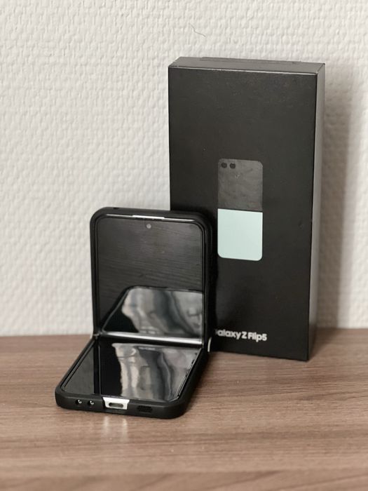 Продаётся Samsung Galaxy Z Flip5 256 ГБ
