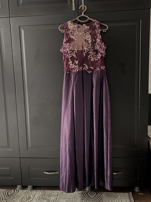 Vând rochie de seară mov cu model floral în partea de sus