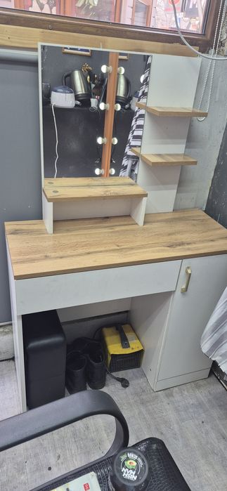 Продам  стол с зеркалом