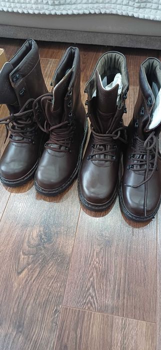 Tricouri combat, bocanci și costum intemperii.