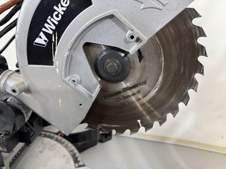 Циркуляр пендула - Wickes 2000 W/ 254 mm