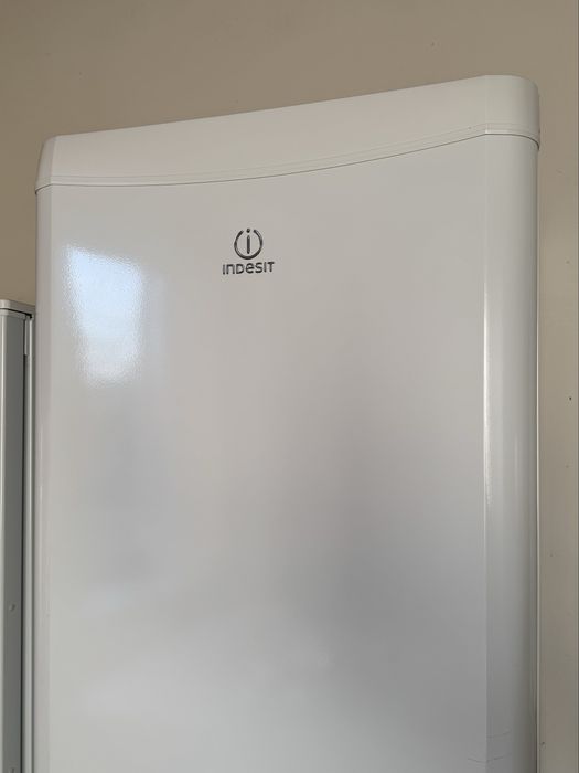 Продам холодильник Indesit 2 метровый