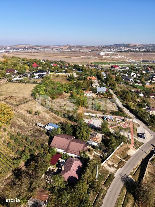 Teren de 1.247 mp cu priveliște spre Iași – liniște aproape de oraș