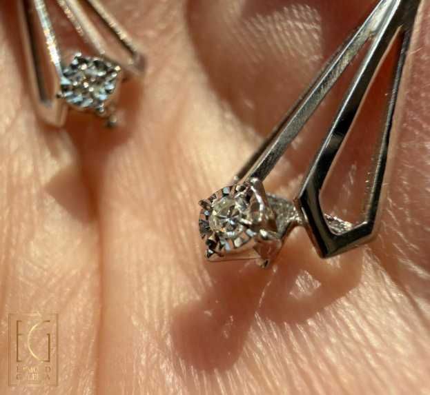 Pereche de cercei din aur alb, decorată cu diamante