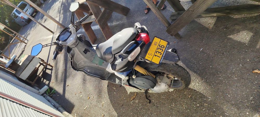 Vând scuter Aprilia