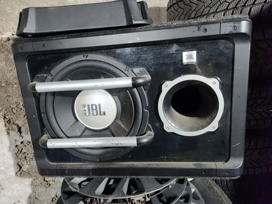 Бас каса JBL + усилвате