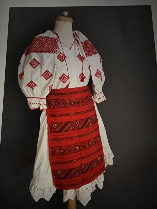 Costum popular/ traditional/ie/ poale/catrinte