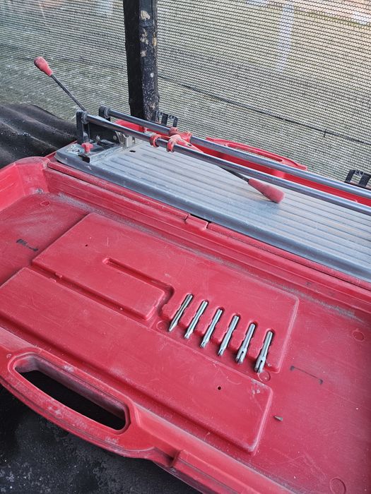 Mașina de gresie si faianță de la Ruby  original cu 6 plus unul cuțite