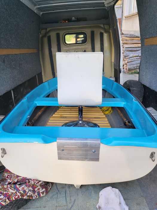 Продава се малка рибарска лодка мичуринка