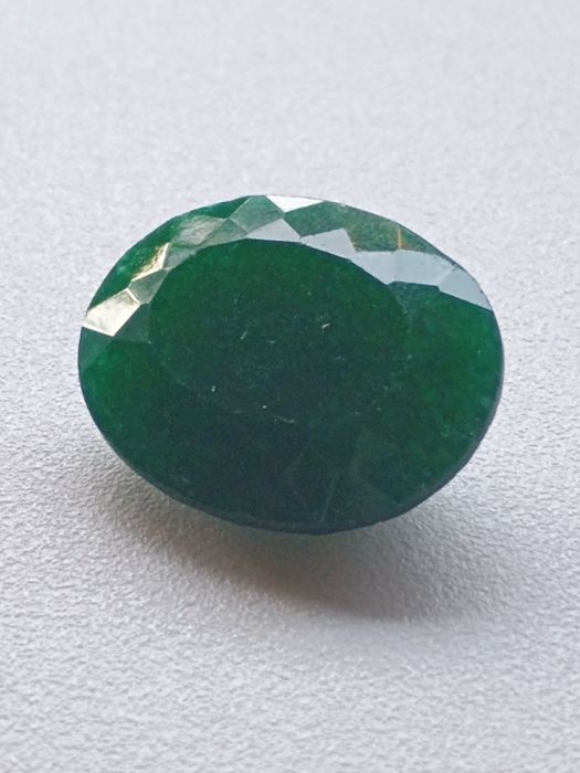 Изумруд голям с наситен цвят и документ