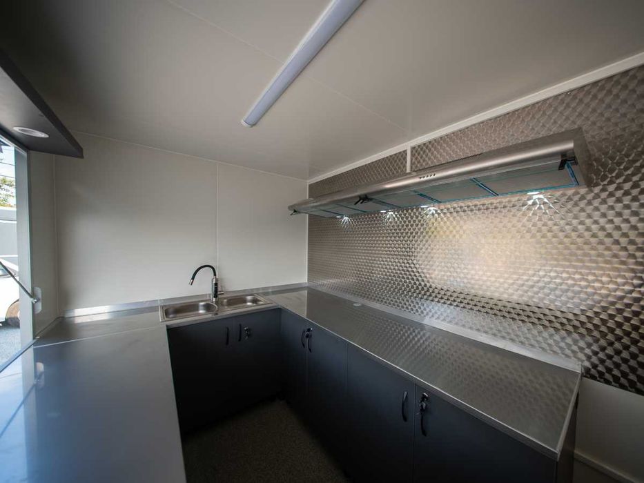 De închiriat: Rulotă comercială / Food Truck 3x2m – Inox, 2 Hote (Min. 3 luni)