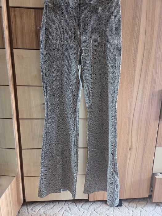 Панталон, плътен , с цепки отпред на крачолите. В ХС размер, на Junona