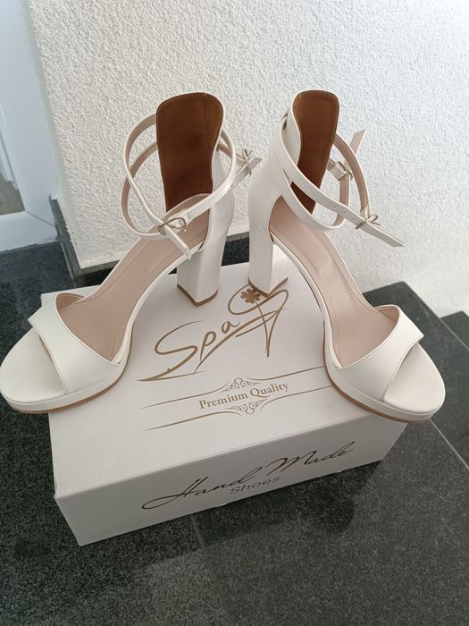 Бели сватбени обувки